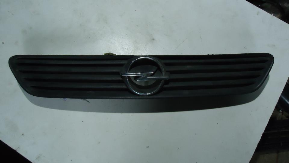Решетка радиатора (капота) - Opel Astra F (1991-1998)